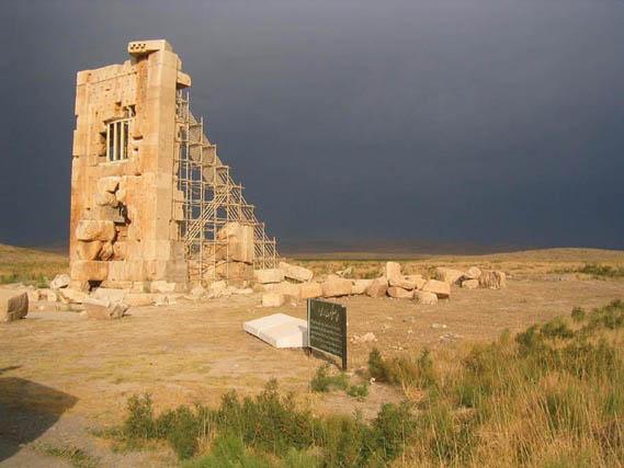 مقبره كمبوجیه ( زندان سلیمان )
