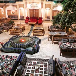 رستوران سنتی قرص ماه آران و بیدگل