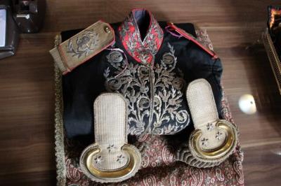 اهدای لباس سرتیپی ۱۱۶ ساله به موزه قاجار تبریز