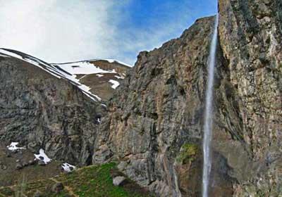 آبشاری در میان سنگ‌ها