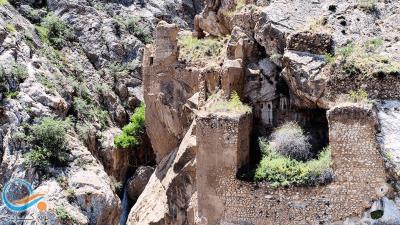دخمه های سه طاق شاهاندشت لاریجان