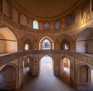 معماری شگفت‌انگیز مسجد و مدرسه آقابزرگ كاشان