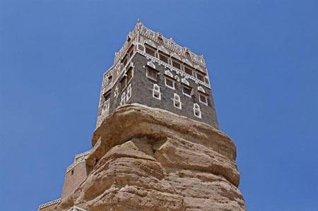 قصری زیبا روی صخره سنگی-0rr6PRxtJq
