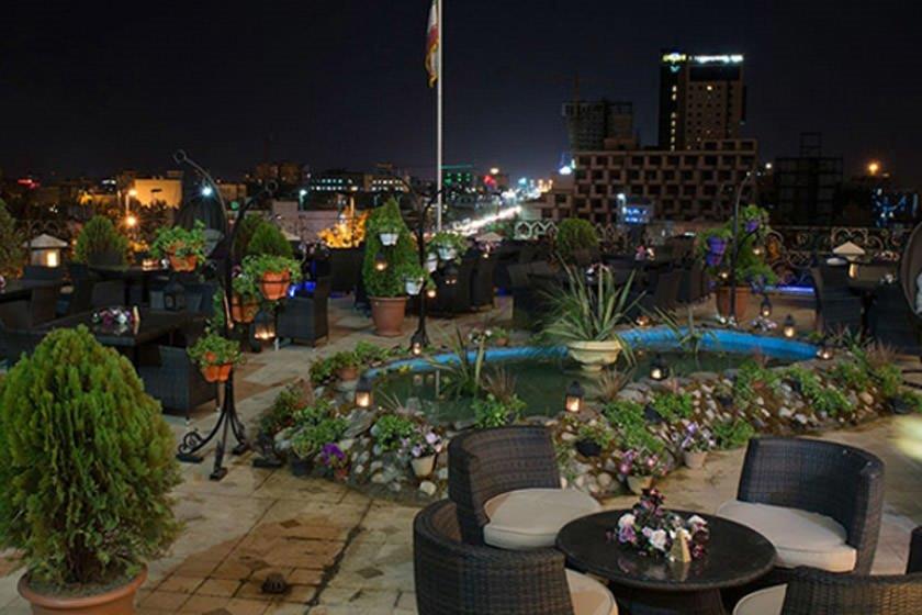 رستوران بارگاه مشهد (هتل قصر طلایی)-6ZR5ObBvIJ