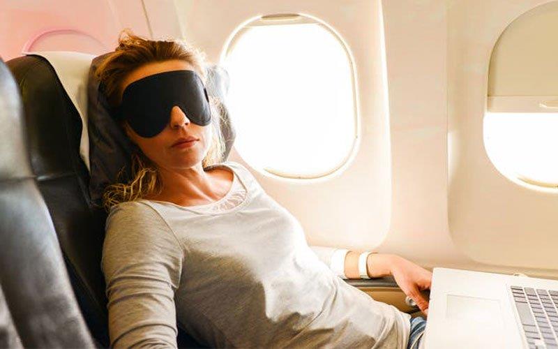 لزوم داشتن چشم بند خواب در سفر-APgsIJNagL