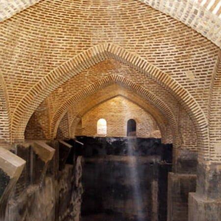 آب انبار زنانه بازار قزوین توسط مرحوم حاج ملا عبدالوهاب در كنار مسجد سلطانی بنا شده است و درب ورودی آن از مسگر بازار می باشد .-CRbbhoKcel