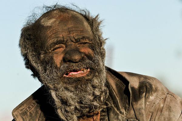 زندگی عجیب مرد ایرانی كه 60 سال حمام نكرده است!-D5Js5fuEM3