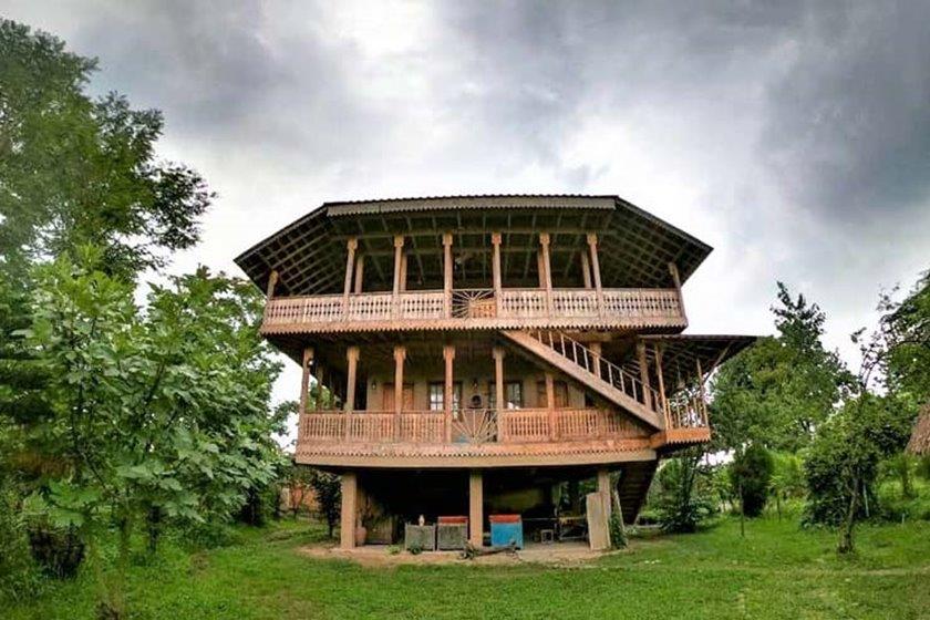 اقامتگاه بوم گردی عمارت ملك رشت-GuHEjfATfA