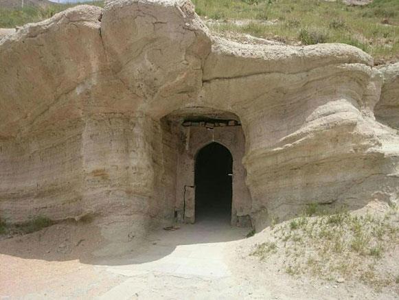 غار قدمگاه-KkwTgsesNB