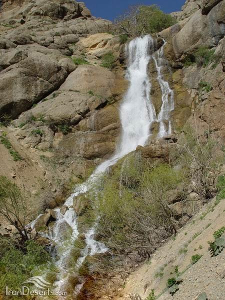 طرزه فریدون آبشاری چشم‌ نواز در اصفهان-c6uyz4bLqp