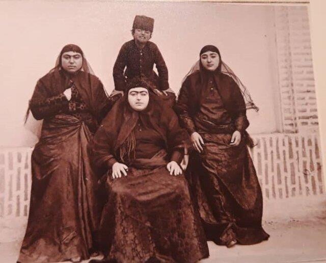 سلفی دست جمعی ناصر الدین شاه در كاخ گلستان-cpGLs4Cpga