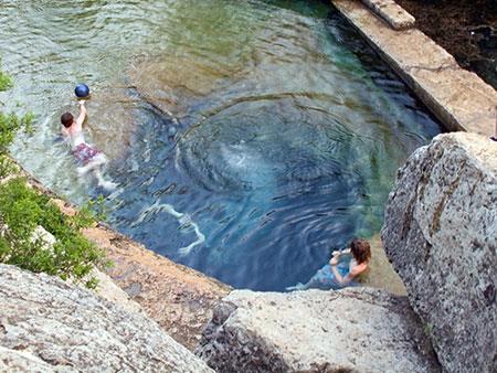 چاه یعقوب تگزاس، مخوف ترین چاه آب در جهان-cuZX0k8GAF