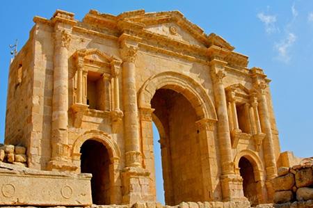 طاق هادریان از مشهورترین آثار تاریخی-dArXQxlTa7