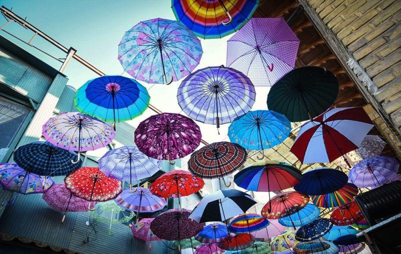 كوچه مهرناز تهران (كوچه ای زیر سایه های چترهای رنگارنگ )-lESgPqUoEY