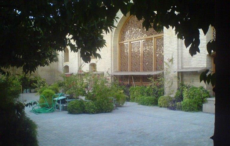 باغ چهل تن شیراز-nWJbSTuAUG