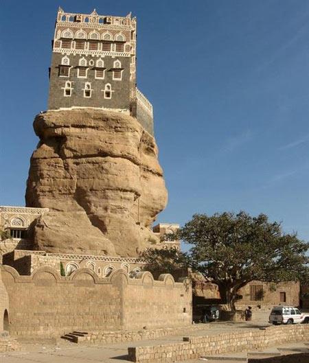 قصری زیبا روی صخره سنگی-pBFXbp0bb6
