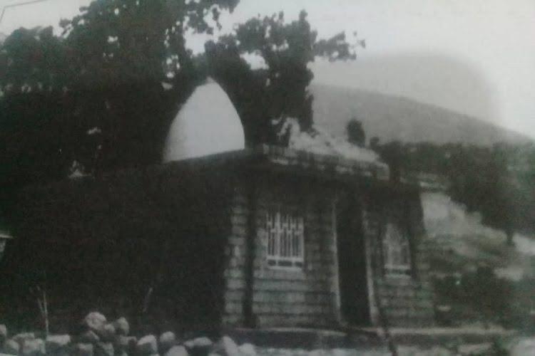 امامزاده سیدمحمدباقر باشت و سرو كهنسال همسایه اش-uHdmO2hdFe