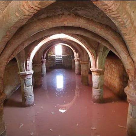 آب انبار زنانه بازار قزوین توسط مرحوم حاج ملا عبدالوهاب در كنار مسجد سلطانی بنا شده است و درب ورودی آن از مسگر بازار می باشد .-vAgdnfDzRR