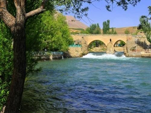 حاشیه رودخانه زاینده رود-vGVWyUHyLr