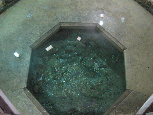 آب مقدس و حوض ماهی ها؛ آیینی باستانی در شیراز-vprFUn51nY