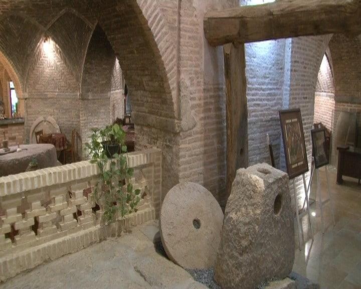 سفره خانه عصارخانه خمینی شهر-wQ5lDj0fZ6