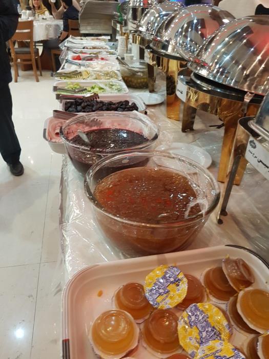 صبحانه سلف سرویس در جاده هراز-yheuYN9fKj